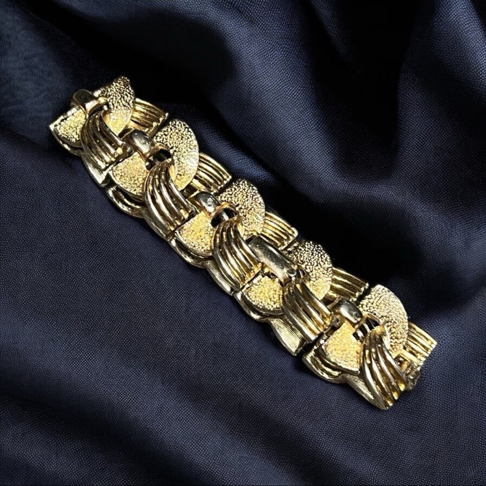 Vintage Gold Tone Chain Link Unsigned Bracelet